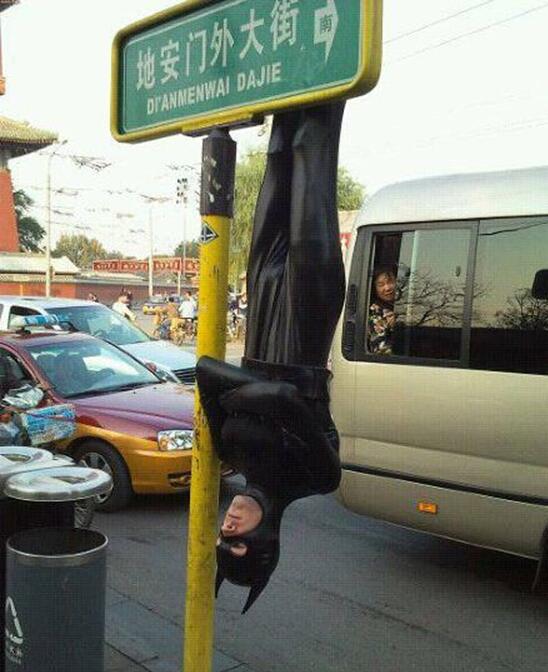 街头惊现蝙蝠侠人物gif搞笑图片