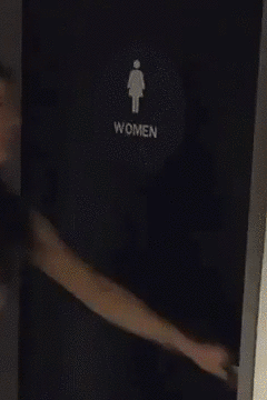 好闺蜜互相帮助人物gif搞笑图片