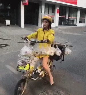 送外卖的妹子，还是很强悍的人物gif搞笑图片