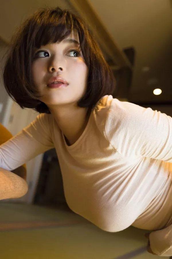 妹子在看那里呢？人物gif搞笑图片