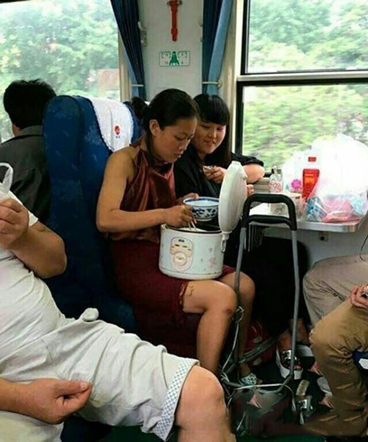 旅行途中干粮一定要准备充足人物gif搞笑图片