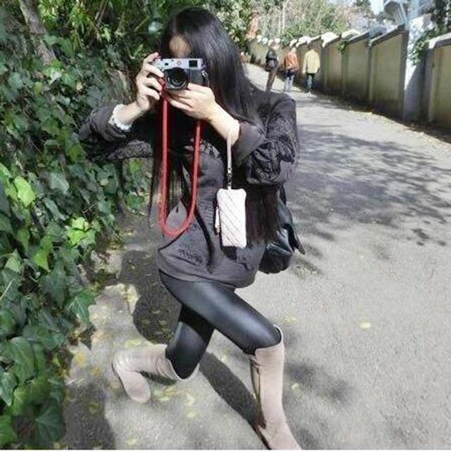 小姐姐的拍照姿势分外妖娆人物gif搞笑图片