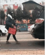 一字马关后备箱不是想关就能关人物gif搞笑图片