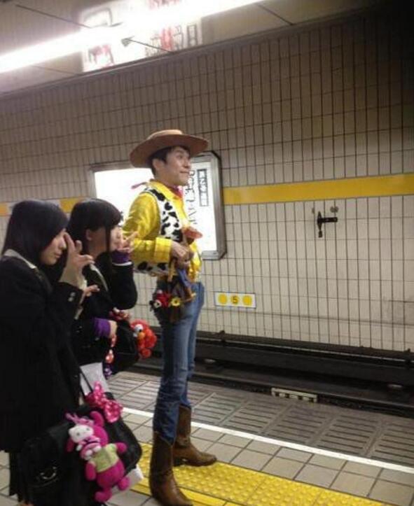 在地铁发现一只伍迪，这COS简直神了人物gif搞笑图片