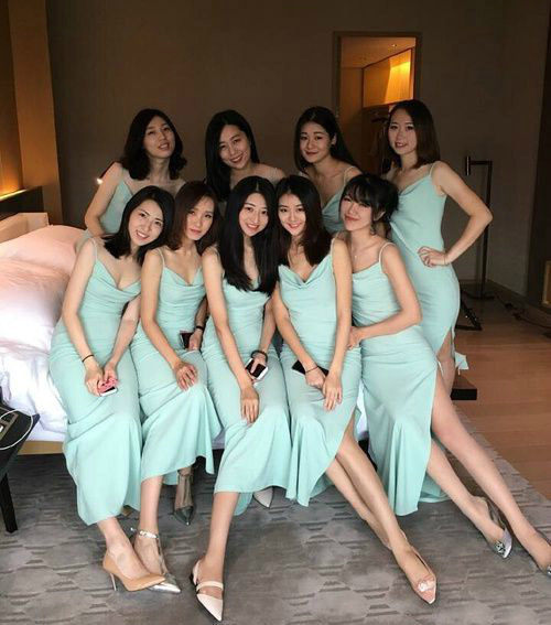 超豪华的伴娘团，新娘得有多美才能hold住啊人物gif搞笑图片
