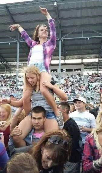 男生的表情亮了人物gif搞笑图片