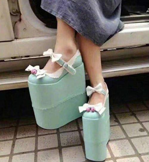 这么高的高跟鞋，你敢穿吗？人物gif搞笑图片