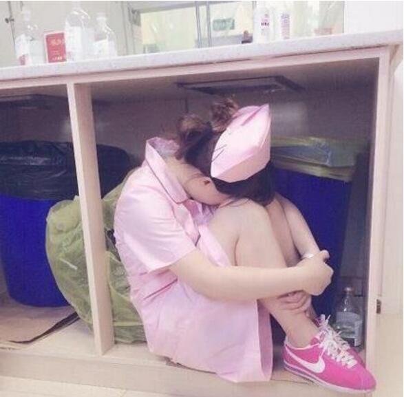 护士，怎么坐着就睡着了？人物gif搞笑图片