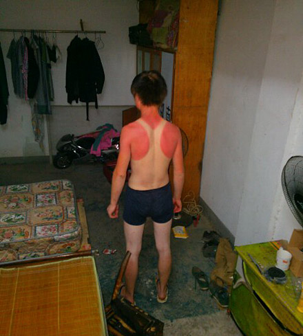 晒出来的白背心人物gif搞笑图片