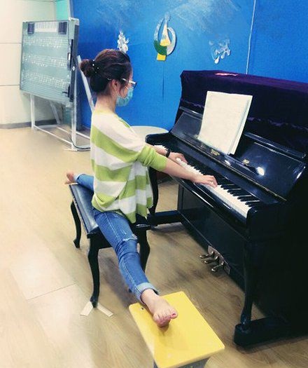 弹钢琴我有我的姿势人物gif搞笑图片