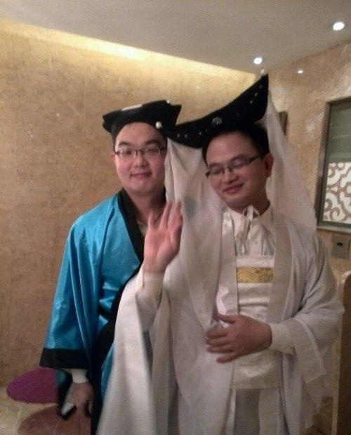 公司年会上的许仙和白娘子人物gif搞笑图片