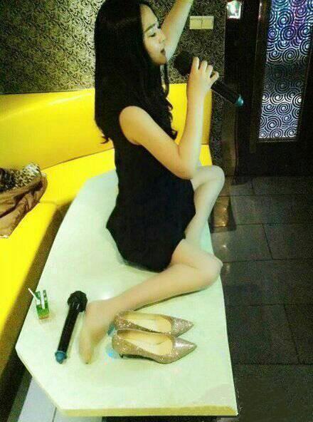 太丢人了，和女神去唱歌，她这独特的唱歌方式叫服务生都笑话了人物gif搞笑图片