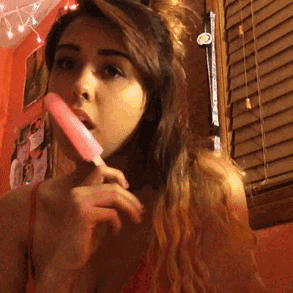 一个不小心断了～人物gif搞笑图片