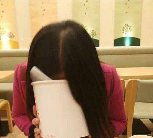 妹子别这样！如果不够吃，我还可以再给你叫一份人物gif搞笑图片