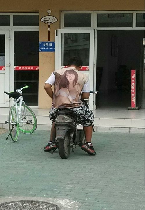 哥们骚的不行啊人物gif搞笑图片