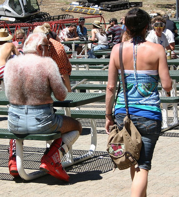 背后长白毛的人人物gif搞笑图片