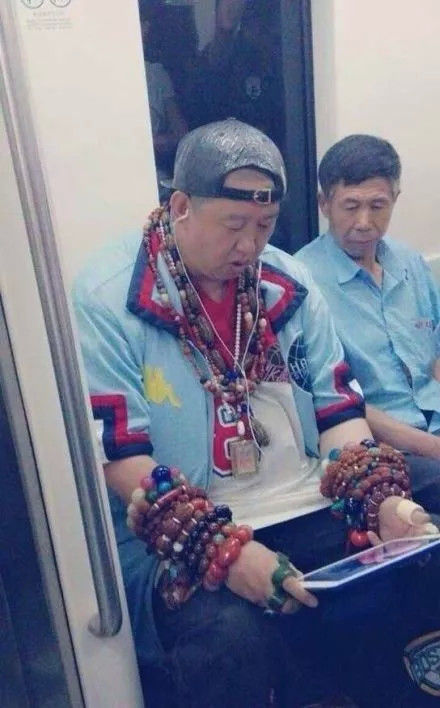 敢问大叔是文物爱好者还是土豪呢，竟这样秀起来了人物gif搞笑图片