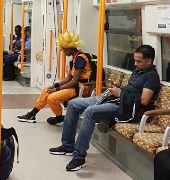 在地铁里看到了童年的偶像，不知道能不能要张签名呢人物gif搞笑图片