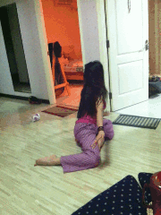 好吧妹纸，我假装不知道你是倒着放的人物gif搞笑图片