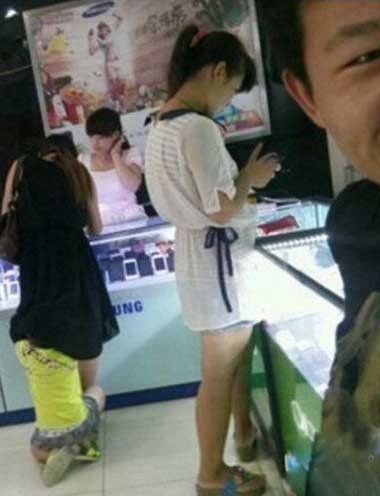 妹子，你看上哪款手机了？人物gif搞笑图片