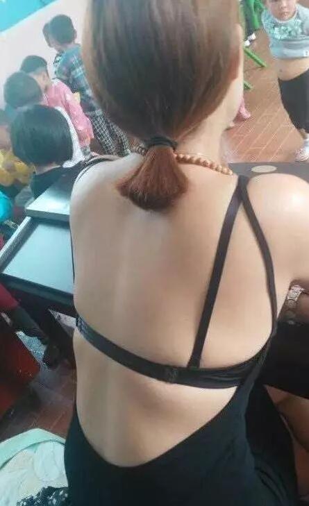 幼师穿的这样是要闹哪样？人物gif搞笑图片