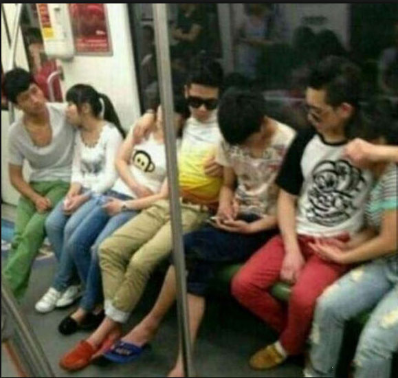 单身狗的乐趣就是玩手机人物gif搞笑图片