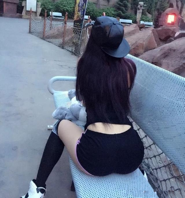 这凳子不是可以靠的吗？人物gif搞笑图片