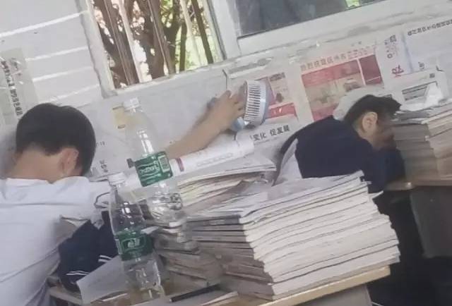 这才是最好的爱情人物gif搞笑图片