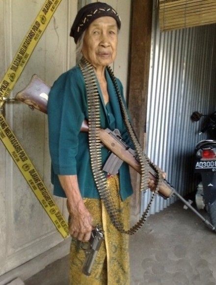 霸气外露的阿婆人物gif搞笑图片