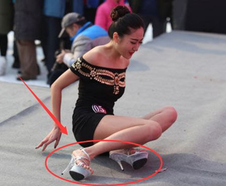 前面的妹子，一定摔疼了吧，我得过去帮助她起来人物gif搞笑图片