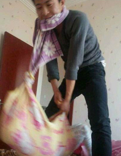 为了荡秋千也是蛮拼的人物gif搞笑图片