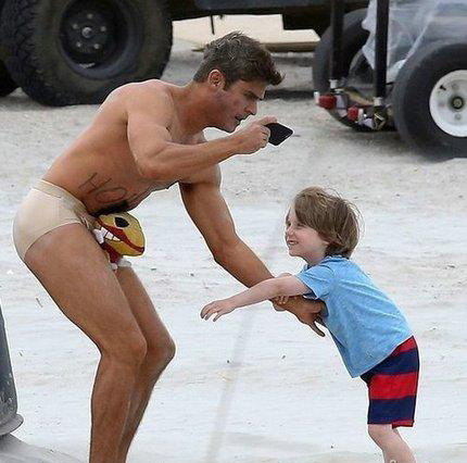 孩子，那不是布娃娃人物gif搞笑图片