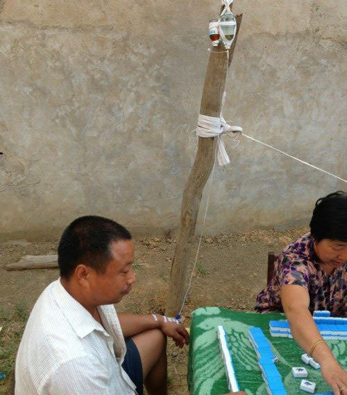 轻伤不下火线，一切以打牌为主人物gif搞笑图片