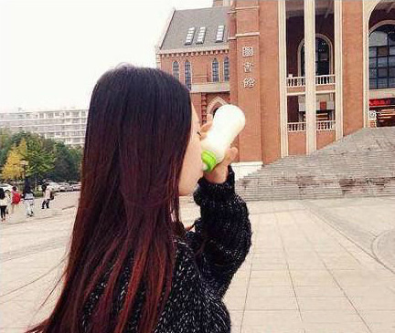 壮士请干了这杯奶，妹子果然够豪爽人物gif搞笑图片