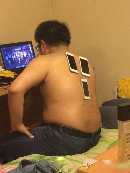 胸夹手机的都弱爆了，有本事用背夹啊！人物gif搞笑图片