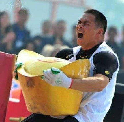 好不容易捡了个元宝，还搬不动人物gif搞笑图片