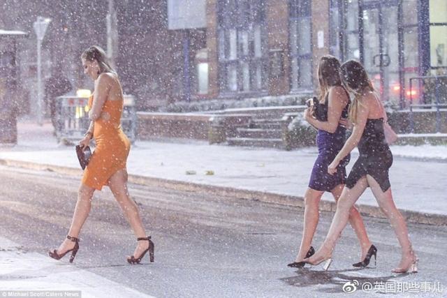 英国又一场大雪... 然而没有什么能阻止英国妹纸...... 没有....人物gif搞笑图片