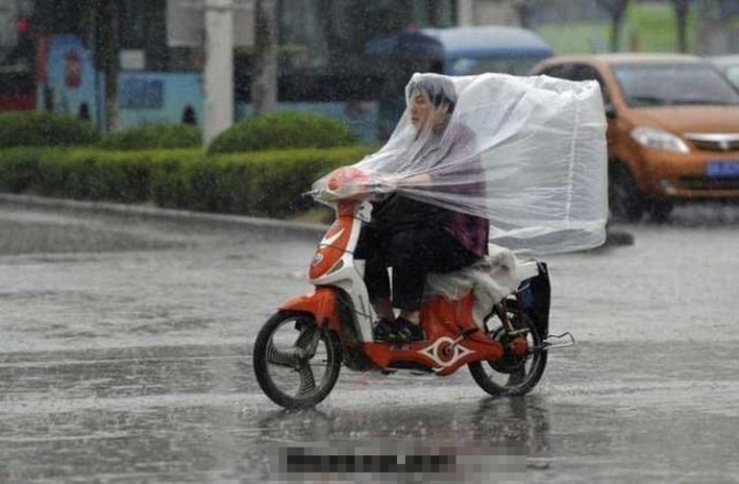 大妈的雨衣很个性人物gif搞笑图片