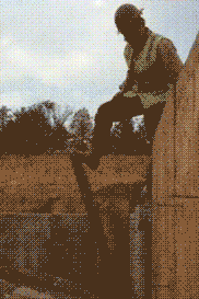 大哥，你真是太高估自己的力气了，摔下去一点都不冤人物gif搞笑图片