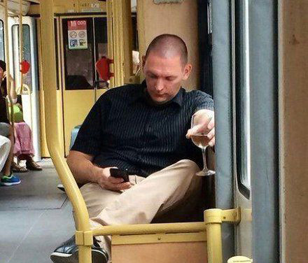 坐地铁的时候也可以好好享受一杯人物gif搞笑图片