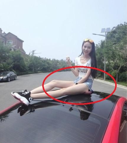 爱臭美的妹子为了自拍效果，非得上人家的车顶拍人物gif搞笑图片