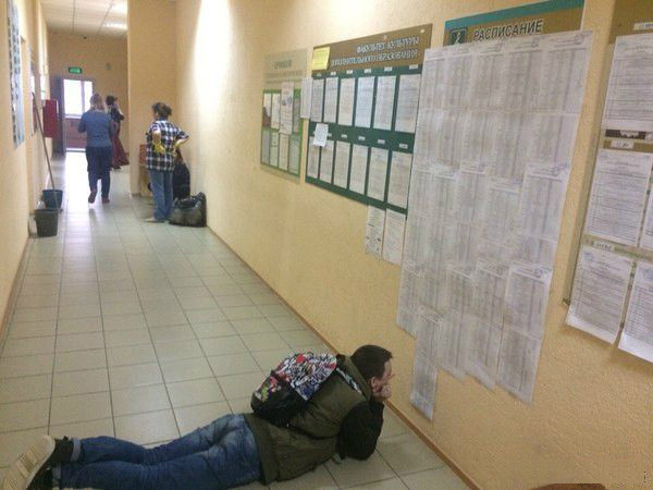 考试排名出来后，充分感受到了学渣的悲哀人物gif搞笑图片