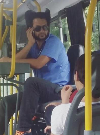 竟然在公交车上偶遇狼叔人物gif搞笑图片