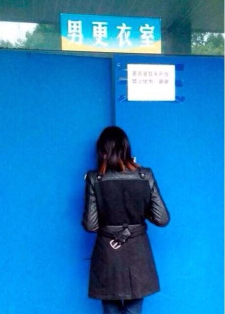 妹纸，你在看啥？人物gif搞笑图片