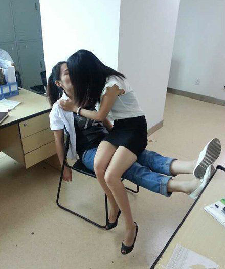 终于知道为什么不允许办公室里谈恋爱了人物gif搞笑图片