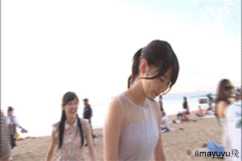 大庭广众之下，姑娘不要淘气哦人物gif搞笑图片