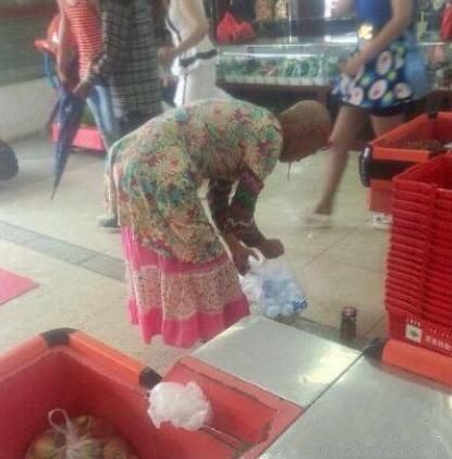 大爷，你这身衣服成功地吸引到了我人物gif搞笑图片