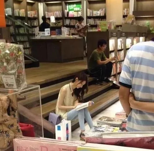 认真看书的妹纸最美，都不想去打扰她人物gif搞笑图片