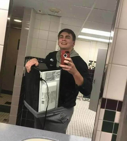 再大的东西，裤裆也装得下人物gif搞笑图片