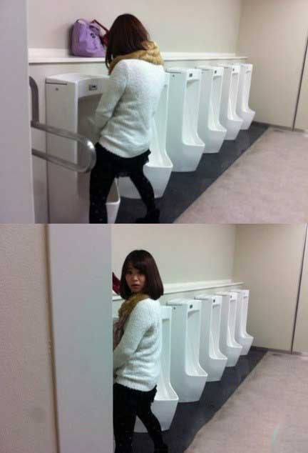 不好意思我走错卫生间了，哎！不对啊！什么情况！人物gif搞笑图片